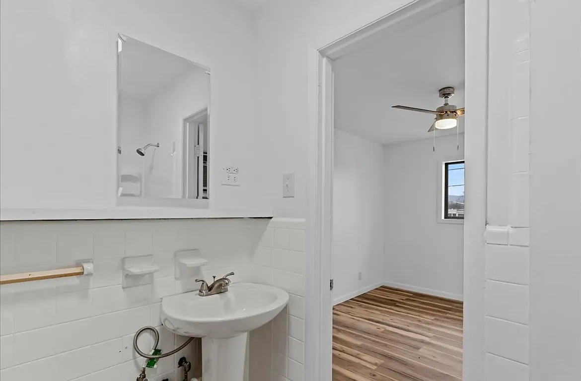 2216 Memorial Pkwy NW — Photo 2