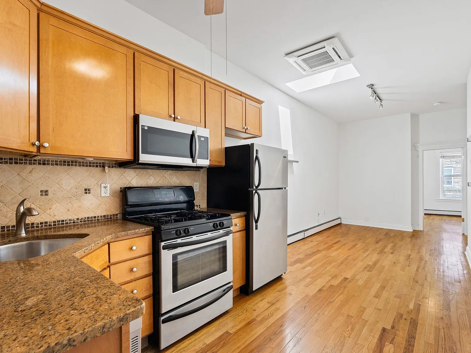 2 bed, 1.0 bath, 753 sqft, $3,400 — Photo 1