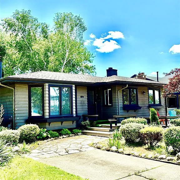 2437 Riverside Dr W — Photo 2