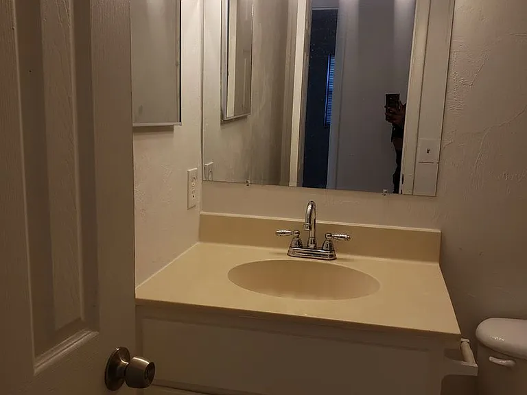 940 Lockhart St — Photo 20