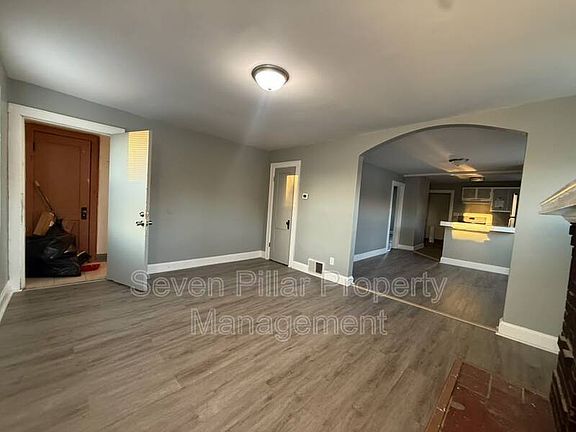 4th image of 600 S Warren Ave