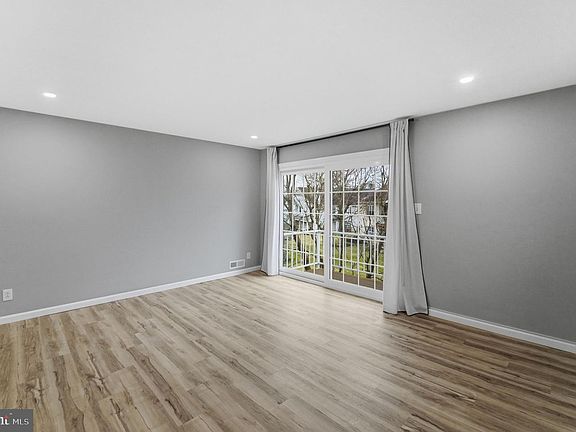 4th image of 315B Delancey Pl #B