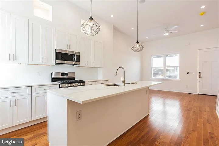 4 bed, 2334 sqft, $3,650 — Photo 3