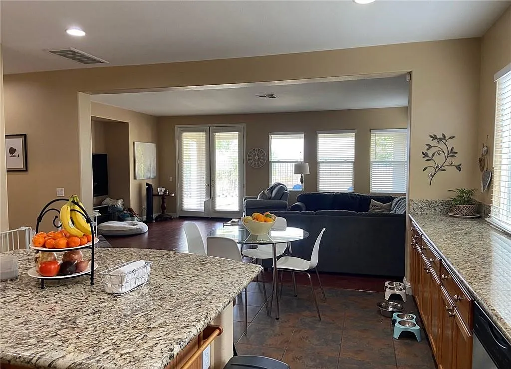 5 bed, 3.5 bath, 3600 sqft, $3,500 — Photo 4