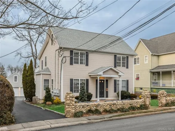 17 Fairview St #A, Huntington, NY 11743