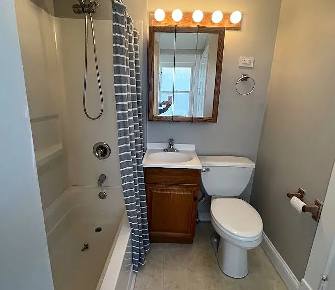1435 Gridley St — Photo 2