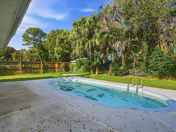 4th image of 854 SE Tierra Court