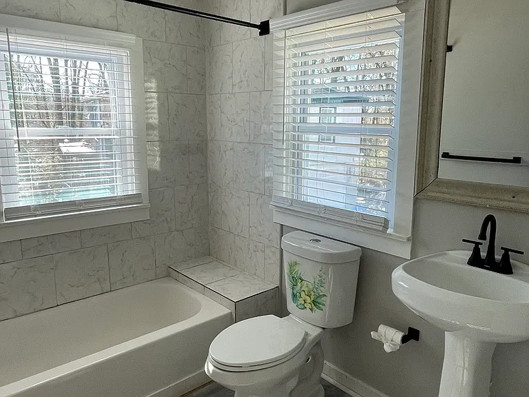 290 Henry St SE #D — Photo 5