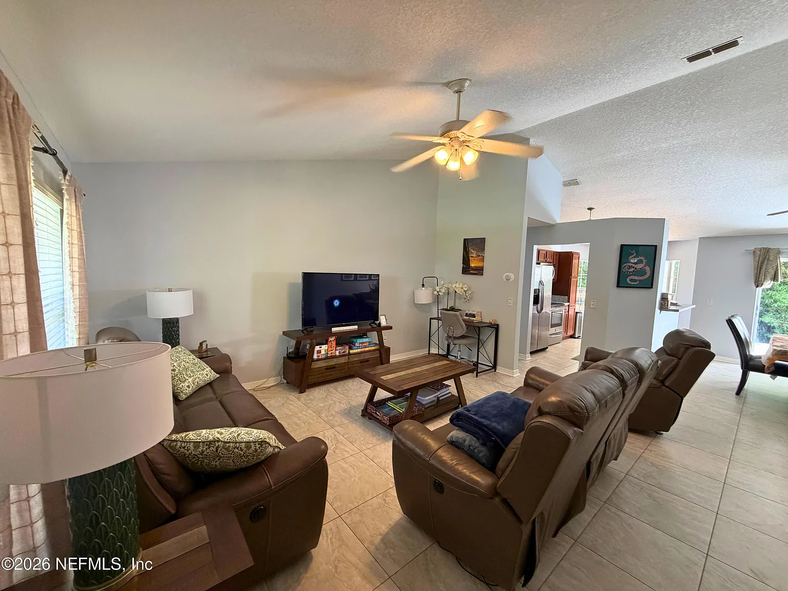 3 bed, 2.0 bath, 1358 sqft, $3,200 — Photo 2