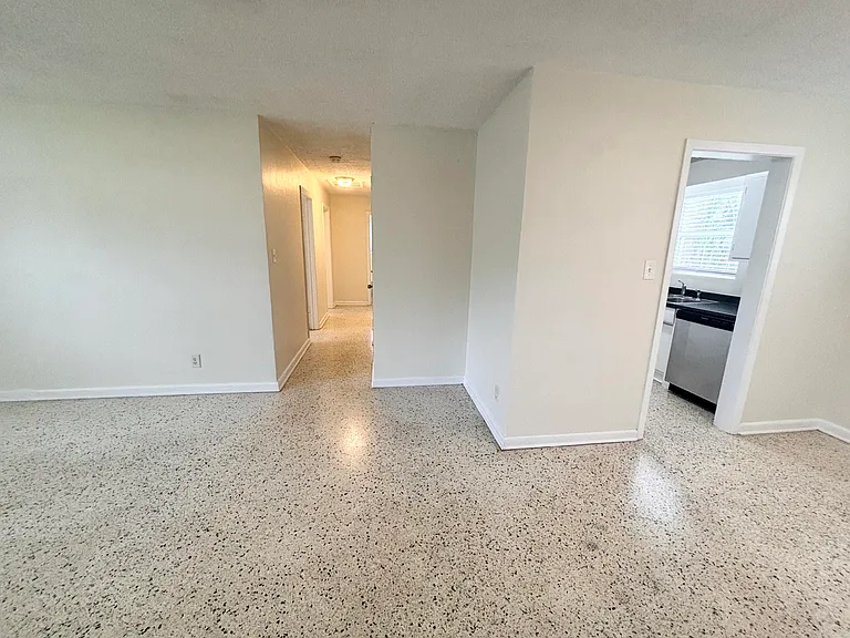 218 Seville Rd — Photo 4