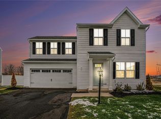 8 Trailhead Rd, Henrietta, NY 14467