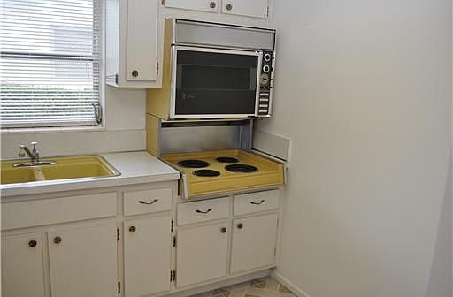 4th image of 2951 Ashley Dr W APT A