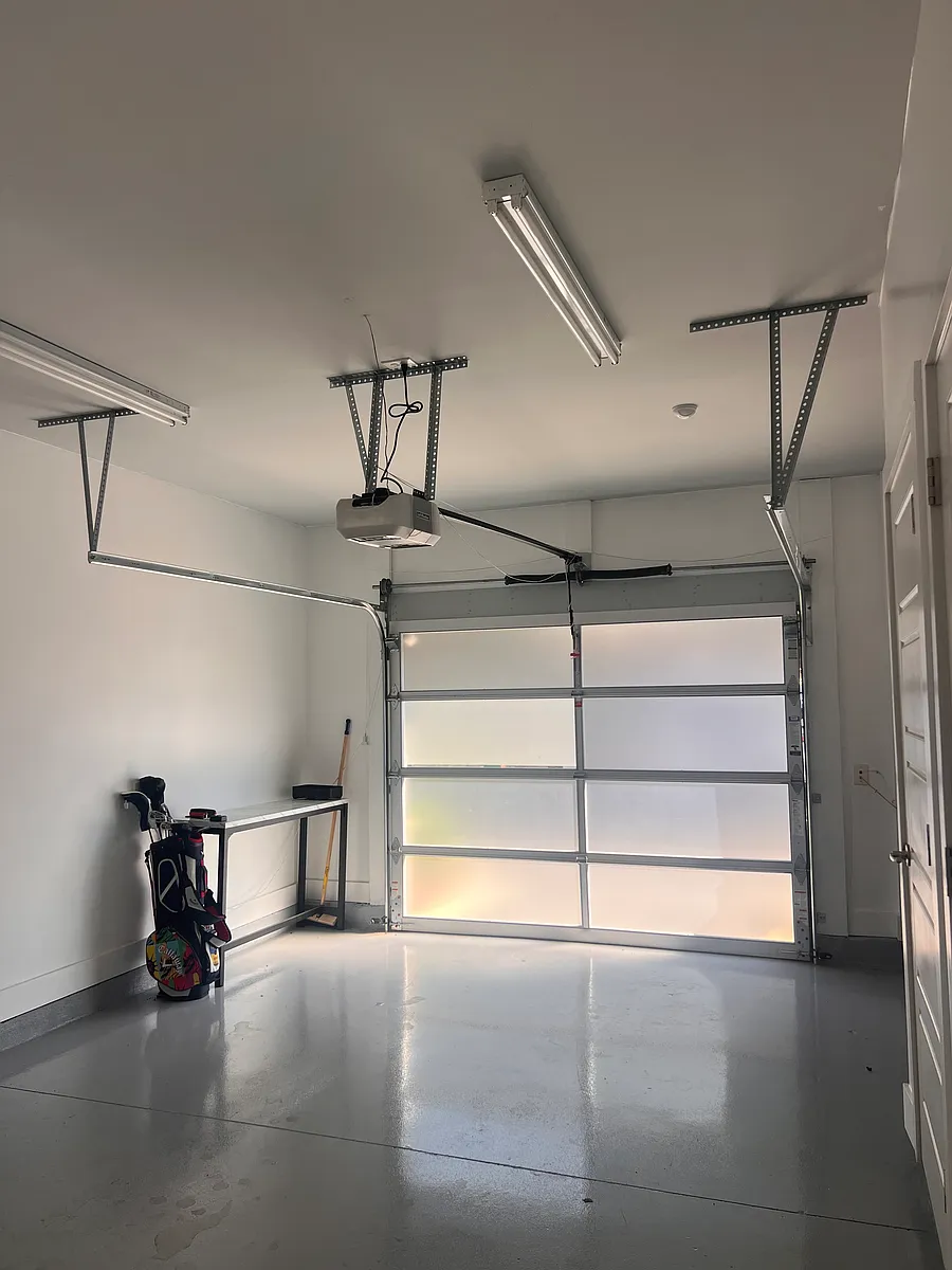 Private garage - 215 Doggett St