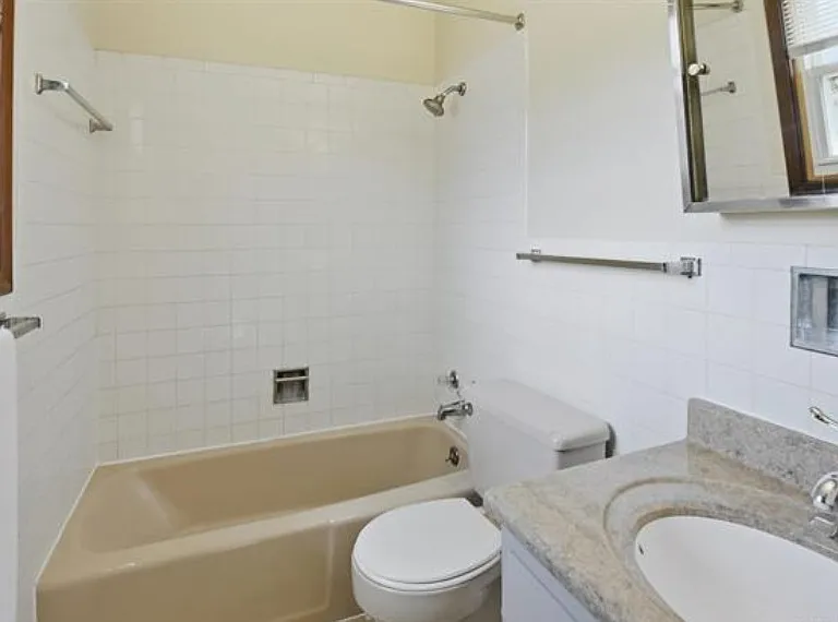 Bathroom is being remodeled and will be brand new, this is an old picture