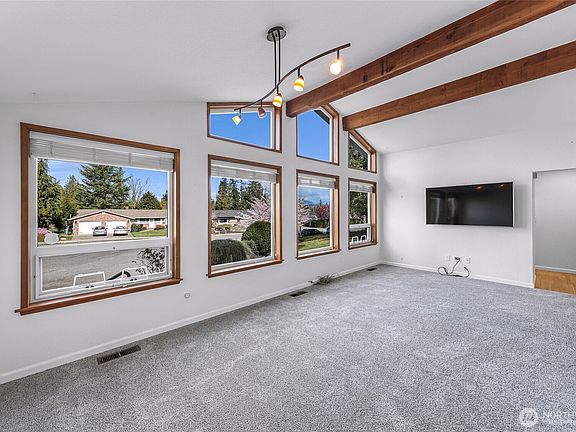 4th image of 4010 Moody Place