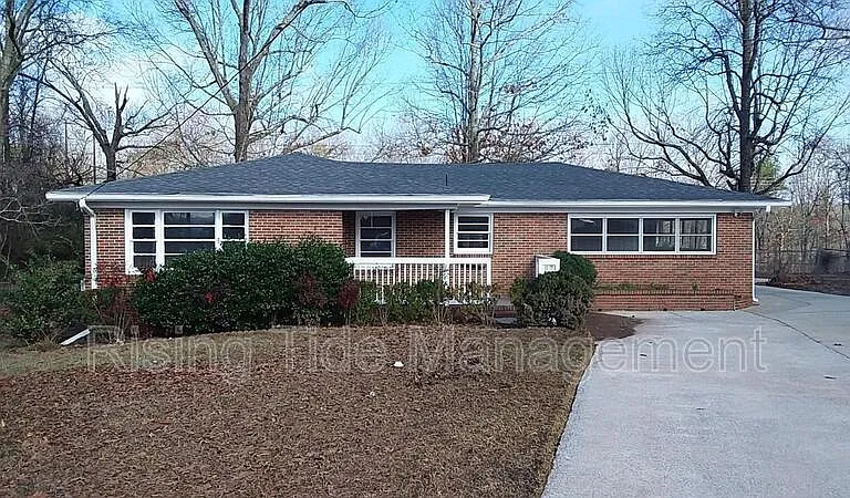 948 Hickory Dr — Photo 1