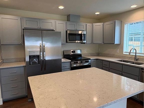 5th image of 613 & 611 Saint Thomas Ln