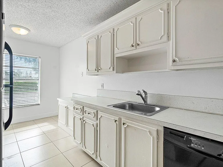 1021 Flame Vine Ave — Photo 5