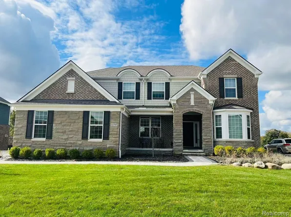22797 Country Club Dr, South Lyon, MI 48178