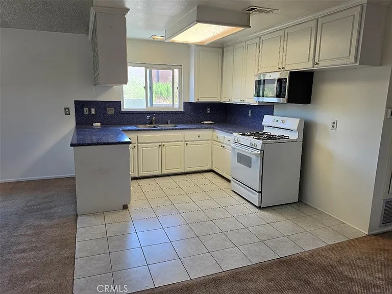 4442 E Addington Dr — Photo 8