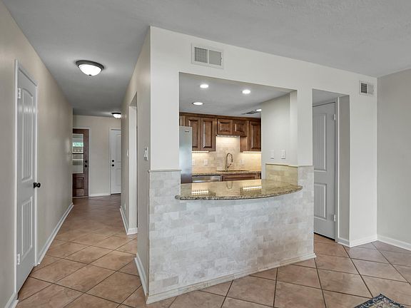 5th image of 33 Regency Point