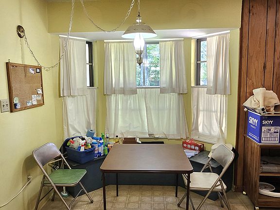 4th image of 626 Camborne Ave