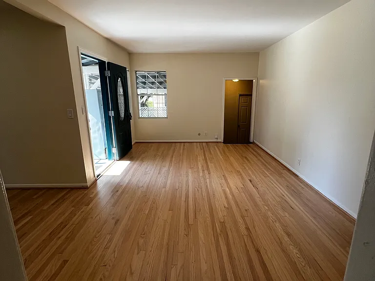 8917 Rathburn Ave — Photo 4