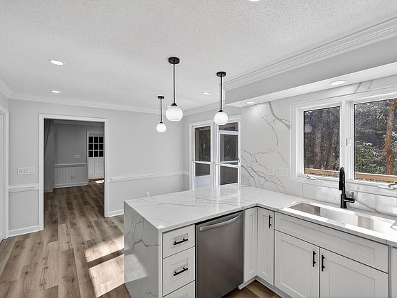 4th image of 2224 Effingham Cir