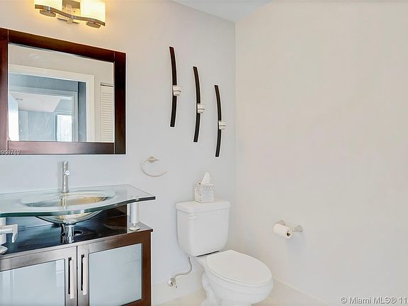 5th image of 601 NE 36th St APT 3103