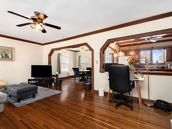4th image of 2812 W 99th St