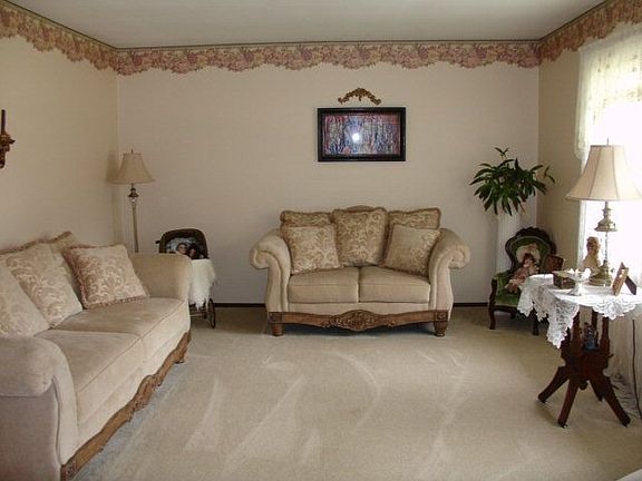 3rd image of 1485 Oakridge Dr