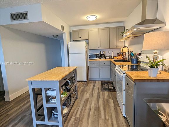 3rd image of 1555 W 44th Pl APT 303