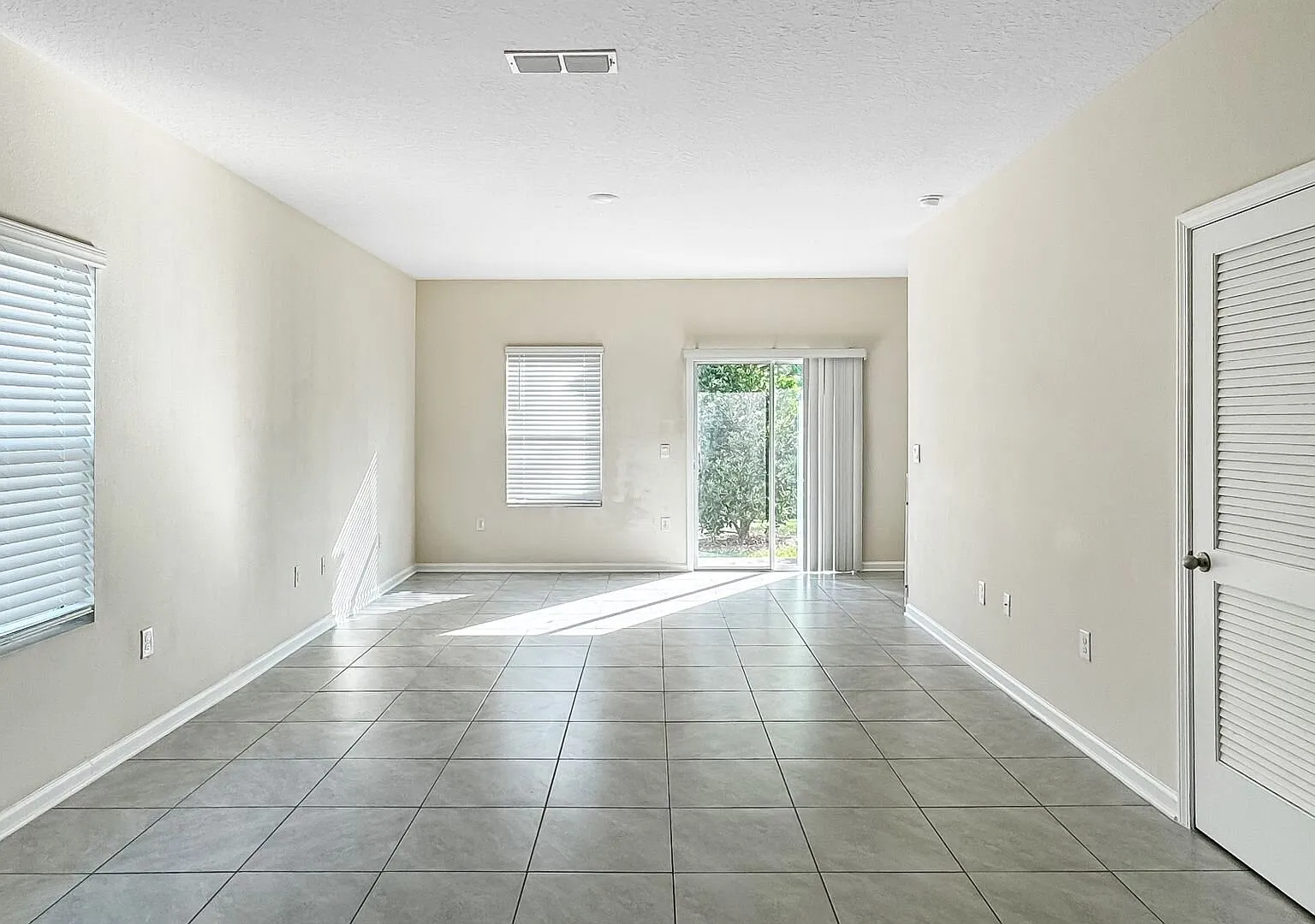 Pet-Friendly Corner Unit with Attached Garage & Smart Home Features — Photo 4