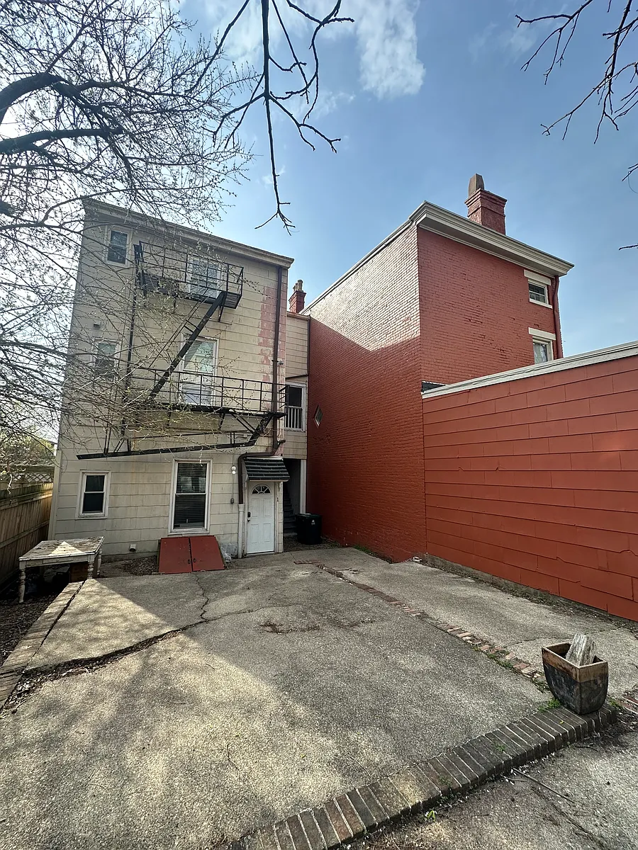Building Photo - 2208 Victor St #3