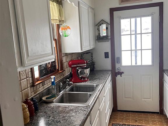 3rd image of 206 Lakeview Road