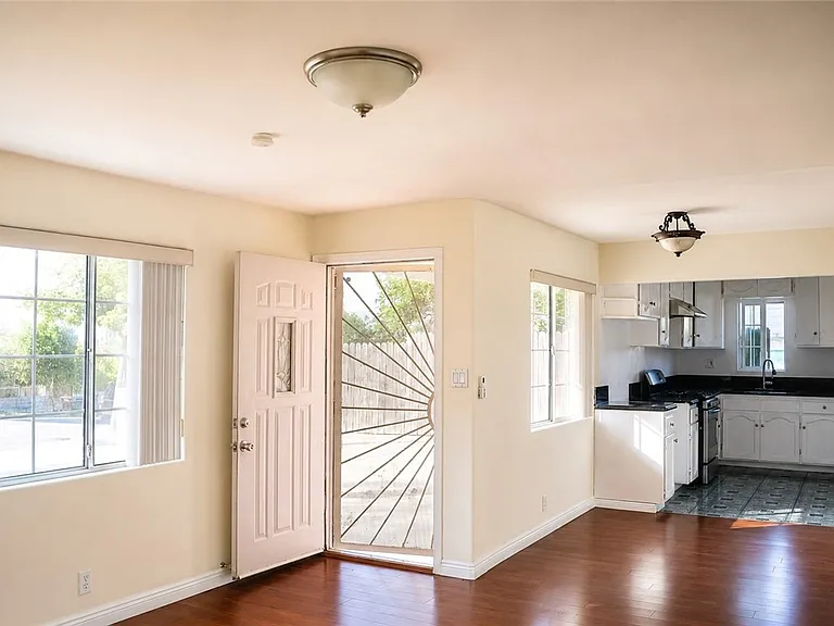 301 Colston Ave — Photo 4