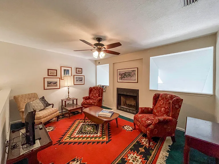 56 Edinburgh Dr — Photo 11