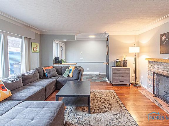 3rd image of 3934 Greenview Dr