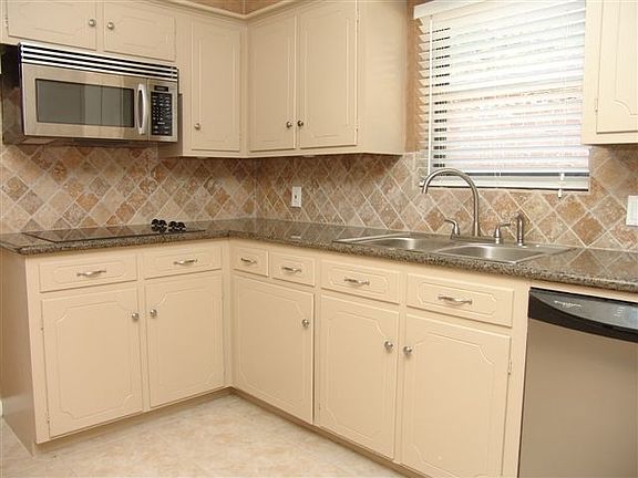 3rd image of 1215 Blue Willow Dr