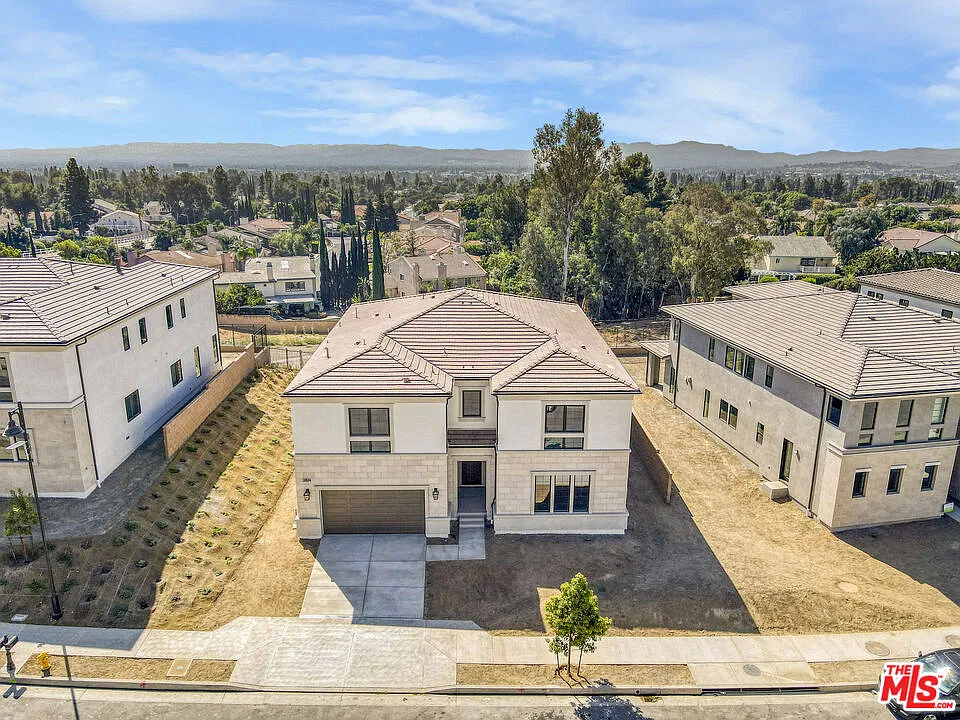 5 bed, 4.5 bath, 4709 sqft, $8,500 — Photo 3