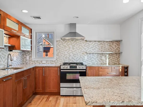 151 High St, Salem, MA 01970