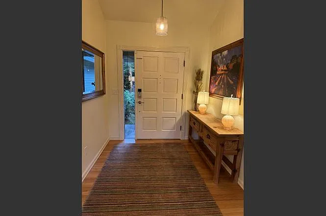 3 bed, 2323 sqft, $3,650 — Photo 2
