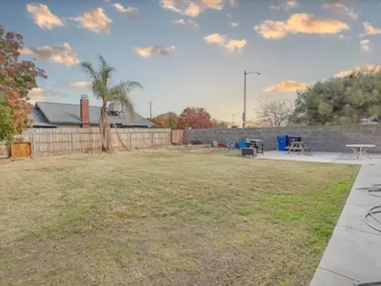 1240 Cherry Ln — Photo 3