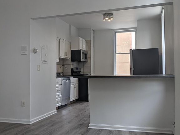 2nd image of 389 Baldwin Ave APT 1R