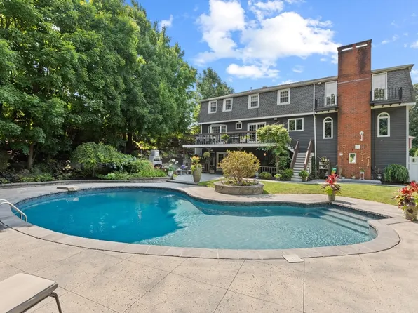 12 Cricklewood Dr, Stoneham, MA 02180