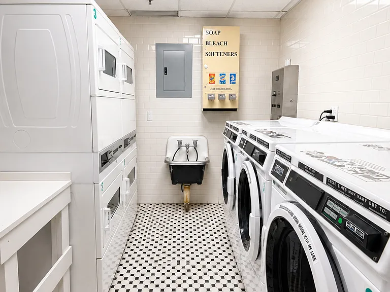 401 W 22nd St #5D — Photo 15