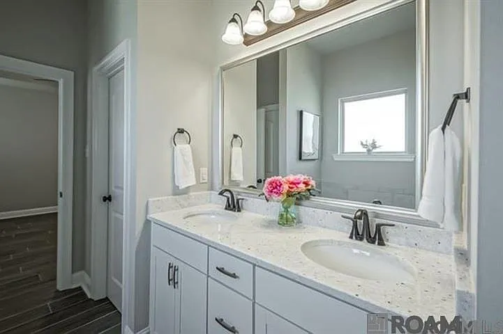 10921 Maitland Ave — Photo 9
