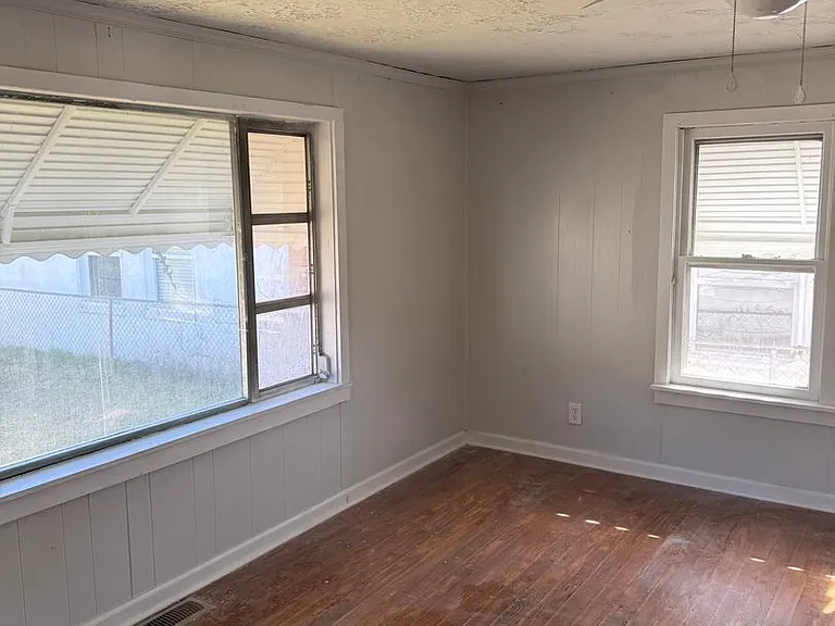 1307 Fisher St — Photo 10