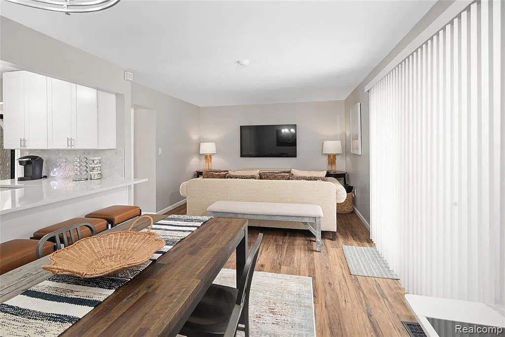 3 bed, 1.5 bath, 1217 sqft, $2,950 — Photo 3