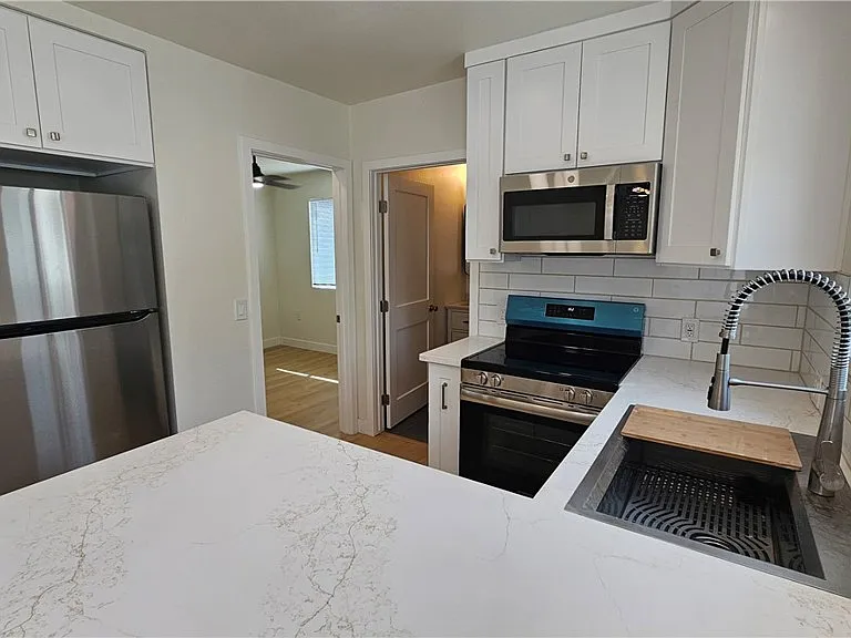 610 E D St — Photo 2
